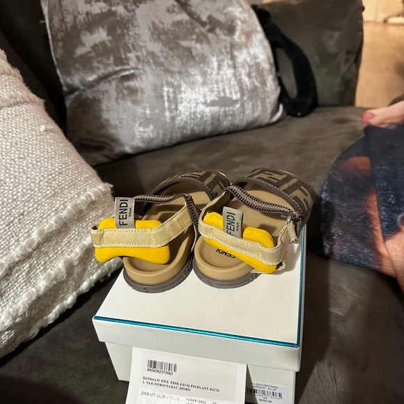 Fendi Toddler Sandals size 26 9.5 toddlers! - Picture 4 of 6